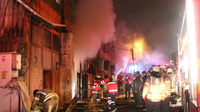 Üç katlı mobilya atölyesi küle döndü