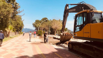 Marmaris Belediyesi topu Kültür ve Turizm Bakanlığı'na attı. Halk plajına halk plajı yapacağız diyerek ağaçları kestiler