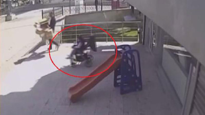 Bebek arabası bir anda hareket etti. Faciayı son anda engelledi