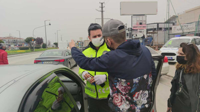 Sokağa çıkma yasağında aracında aracında ele geçirildi. Konsolosla konuştum diye savundu