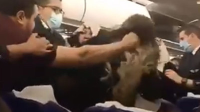 Tunus - İstanbul uçağında şok görüntüler. Kadın yolcuyu yumruklarla dövdü