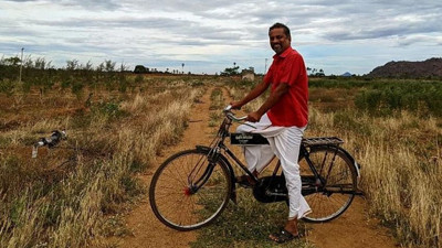 Yolu olmayan köyde yaşıyor. Serveti dudak uçuklatıyor