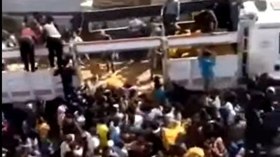 Bir çuval bedava patates için birbirleriyle yarıştılar. Geçim derdi yine koronayı unutturdu