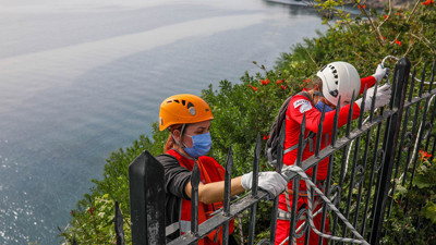 Uçurumda sıkışan kaplumbağa için seferber oldular