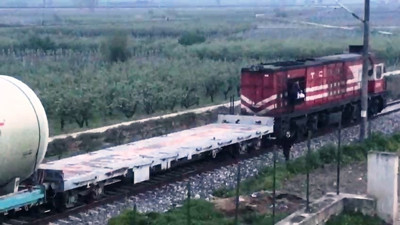 Sakarya'da koca yük trenini aniden durdurdular. Güvenlik görevlisi koşa koşa yetiştirdi