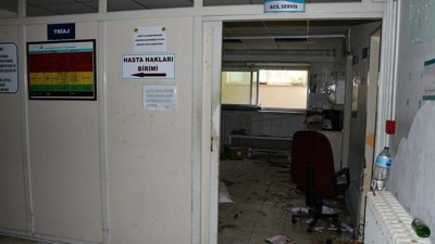 Vatandaş yer bulamıyor hastane göz göre göre çürüyor. Tıbbi cihazlar bile tahrip edildi
