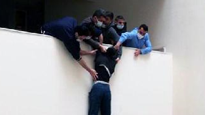 Tutuklanınca adliyede intihara kalkıştı