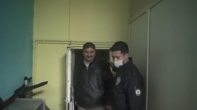 Ceza yememek için yaptıkları şaşırttı. Polisten kaçtılar tuvalete saklandılar