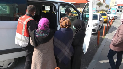 Seyyar çorap satan kadının üzerinden çıkan herkesi şaşırttı. Dilencilerden 'mağdur oluyoruz' tepkisi