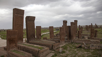 Ahlat’ta 100 mezar taşı daha ayağa kaldırılacak