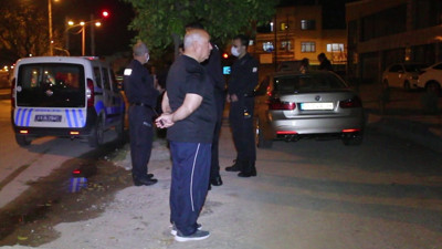 Caddede yürürken saçmaların hedefi oldu