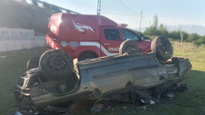 Taklalar atarak ters dönen aracın içinde can verdi