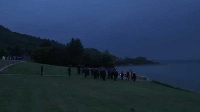 Anzak Koyu'nda şafak ayini