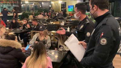 Sokağa çıkma yasağında nargile kafede skandal görüntüler. Arka kapıdan kaçtıkları anları sosyal medyadan paylaştılar