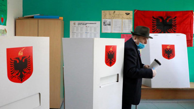 Arnavutluk'ta halk genel seçim için sandık başında