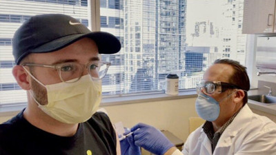 Korona aşısında bir ilke imza attı. Tüm dünya bu adamı konuşuyor