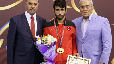 Bir madalya da Murat Fırat'tan