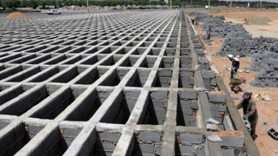 Cenaze definlerinde çareyi böyle buldular. Ölümler zirve yaptı. Komşu alarma geçti