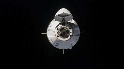 Uzay aracında tanımlanamayan cisim paniği. SpaceX'in kapsülü astronotları taşıyordu