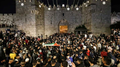 Filistin bayrağı açan gruba İsrail polisi saldırdı