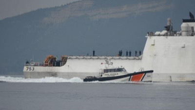Çanakkale Boğazı'ndan geçen ABD Donanması'na ait gemide dikkat çeken görüntü. Askerler hemen telefonlarına sarıldı