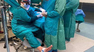 Ameliyathanede fenalaşan doktor serumu ayağına bağlattı. 20 yaşındaki genç kıza tümör ameliyatı yapıyordu