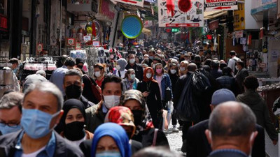 Koronayla kucak kucağa. Bakanı istifa ettiren görüntü tekrar yaşandı. Alışveriş telaşına düşen vatandaş ölümü hiçe saydı