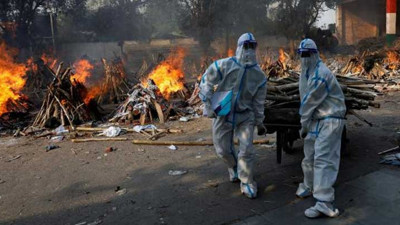 Hindistan'daki krematoryumlarda yer kalmadı