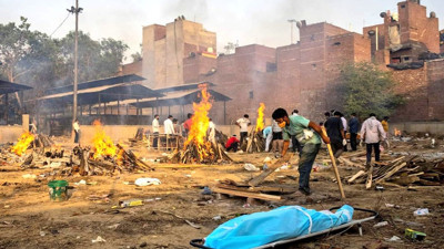 Hindistan'ın en ölümcül günü. Ülkenin her yerinden cenaze ateşleri yükseliyor