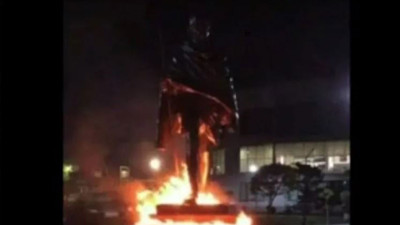 Atatürk'ün müttefiki diyerek anıtı ateşe verdiler. Bunu yapan canlı insana ne yapmaz