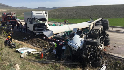 Boş yolda 2 TIR kafa kafaya çarpıştı