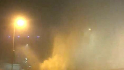 Su borusu volkan gibi patladı. Demir korkuluklar devrildi yollarda göçük oluştu. Havalimanını da etkileyen olay kameralara yansıdı