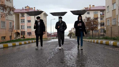 Van'da şemsiyeleriyle yağmur suyu topladılar