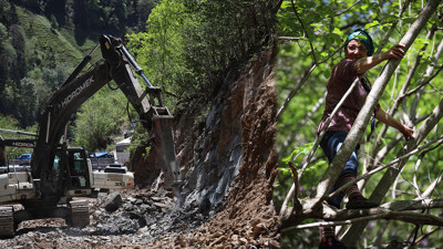 İkizdere’de vatandaşlar ağaçlarda nöbet tutuyor: İş makinesinin sesini duyuyorum ciğerim parçalanıyor