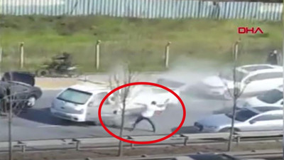 Trafikte yol verme kavgası. Önce tekmeledi sonra yangın tüpüyle saldırdı