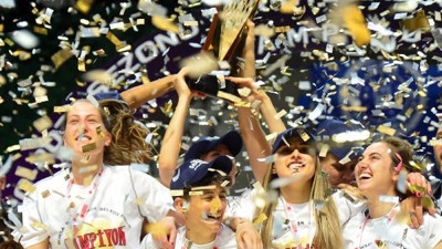 Bursa Büyükşehir Belediyespor Kadın Basketbol Takımı şampiyonluk kupasını aldı