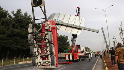 Tırın açık dorsesi yön tabelasına takıldı