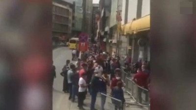 Beyler bu fotoğrafa ne diyecek? Yoksulluğun fotoğrafı. Yetkililer atıp tutuyor ama halkın durumu bu