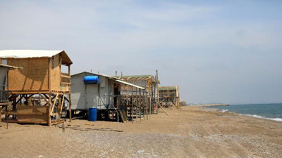 Terk edilmiş kovboy kasabası gibi. Burası Teksas değil Antalya sahil