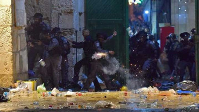 İsrail polisi Mescid-i Aksa’ya girerek namaz kılan cemaate saldırdı. Türkiye'den ilk tepki geldi