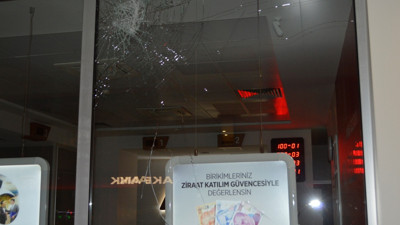 Bankanın camlarını tuzla buz etti