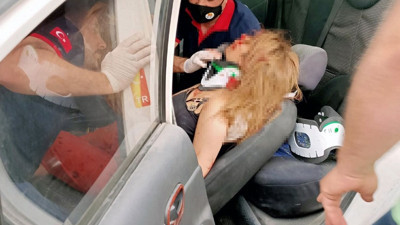 Kocasının kaza yaptığını öğrendi arabadan nişanlısı sarışın kadın çıktı. Çapkınlık yaparken eldeki bulgurdan da oldu