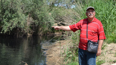 Alaşehir Çayı'nda korkutan görüntü. Rengi siyaha döndü tarımı tehdit ediyor
