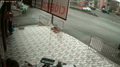 9 yaşındaki çocuğa arabanın çarptığı an kameralara yansıdı