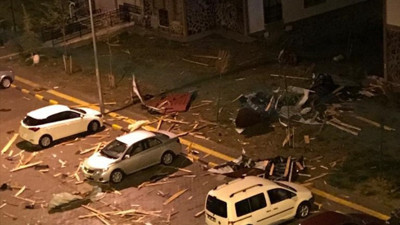 Kabus gecesi. Çatılar uçtu duraklar devrildi araçlar zarar gördü