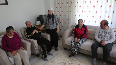 Fedakar anne 45 yıldır 4 engelli çocuğuna birden bakıyor