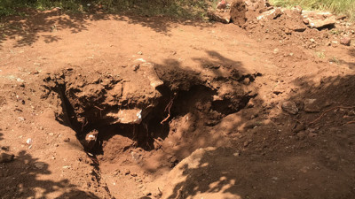 Evinin önünü kazan çiftinin traktörünün pulluğuna takıldı. 35 yıllık gerçeği ortaya çıkarabilir