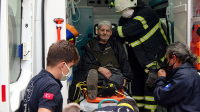 Yaşlı adamın kalçası kırıldı. Sesini saatler sonra komşuları duydu