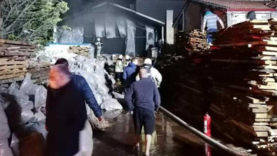 Silivri'de kereste fabrikasında yangın