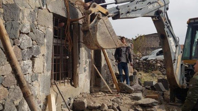 Kapının üstünde fark edildi duvar kepçeyle söküldü. Evin basamağı için Interpol devrede